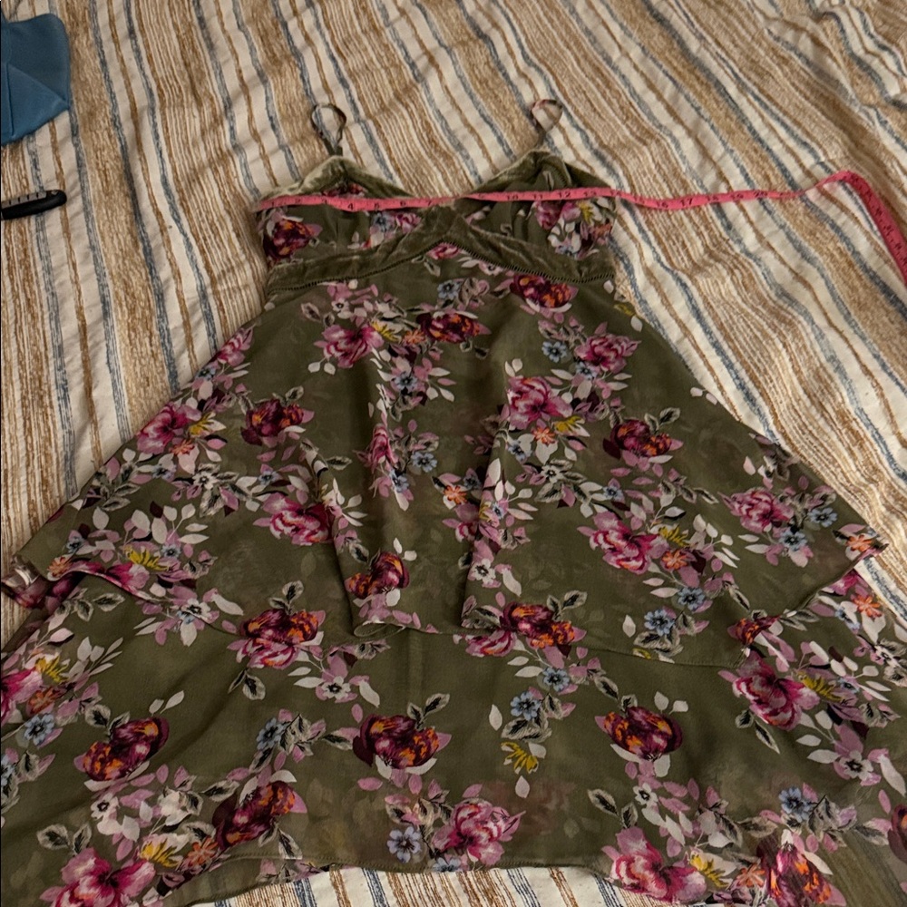 WHITE HOUSE BLACK MARKET STAPPY VELVET TRIM FLORAL DRESS - Picture 2 of 14